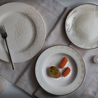 La Mesa white/gold porcelain 18 pc dinner set